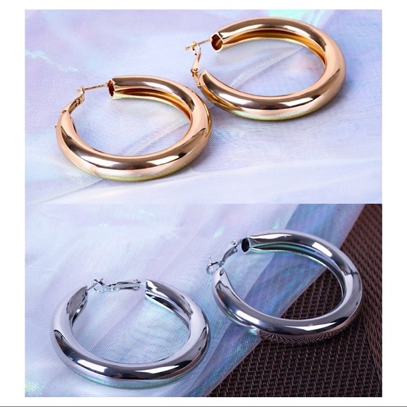 Hoop Earrings Round Tube Hollow Metal Gold Tone - Picture 2 of 5